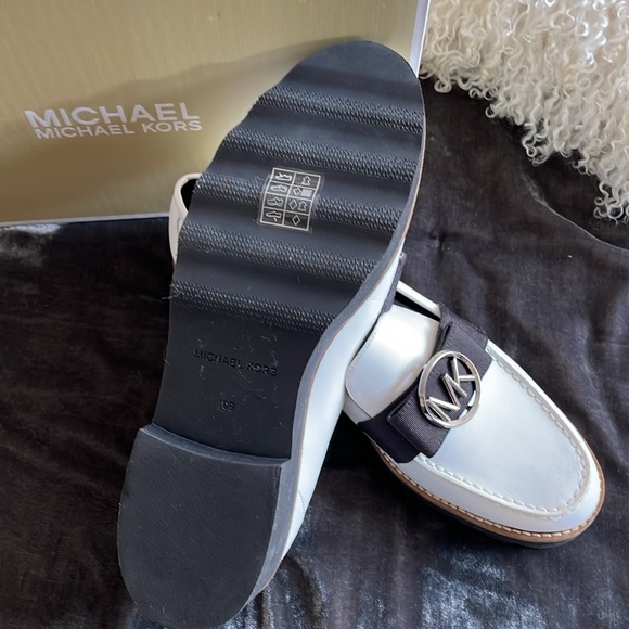 MK shoes size 10 Med black and white NWT and box - Picture 4 of 4